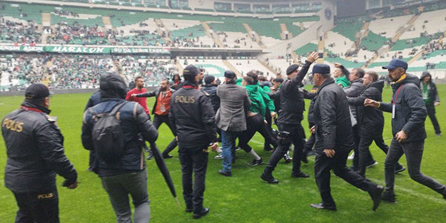 Bursaspor tribününde bir taraftara linç girişimi kamerada!