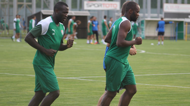 Bursaspor'da iki oyuncu trafik kazası geçirdi