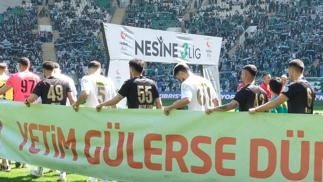Bursaspor’dan anlamlı destek! ‘Yetim Gülerse Dünya Güler’ pankartıyla sahaya çıktı