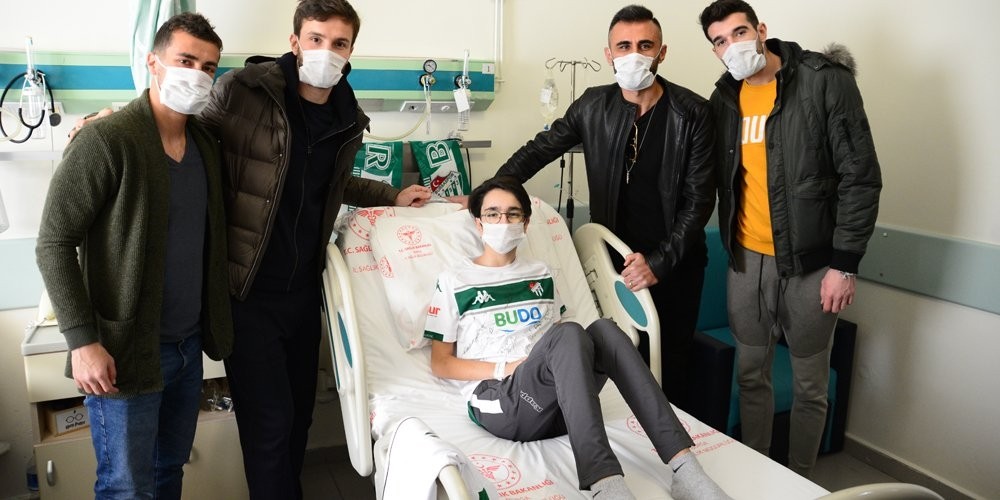 Bursasporlu futbolculardan anlamlı ziyaret 