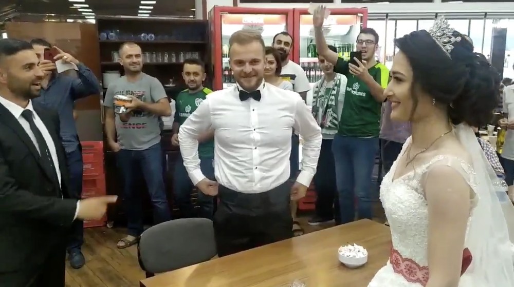 Bursasporlu taraftarlardan gelin ve damada sürpriz 