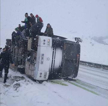 Bursasporlu taraftarların otobüsü devrildi 
