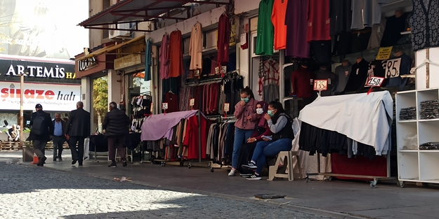 Burunlarını kapatarak geçiyorlar! CHP'nin yönettiği yer 10 yıldır kokuyor