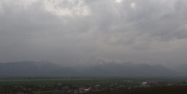 Bütün gökyüzünü kapladı, gündüz vakti şehir bir anda karanlığa gömüldü!