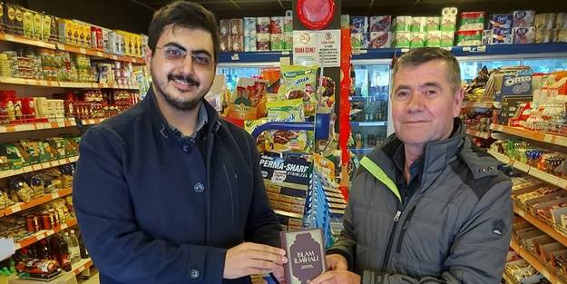 Bütün imamlara örnek olacak çalışma! Tekel bayilerini bir bir ziyaret ederek camiye davet etti