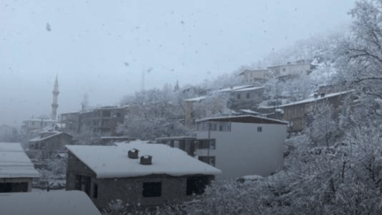 Bütün kent beyaza büründü: Kar kalınlığı 1 metreyi aştı!