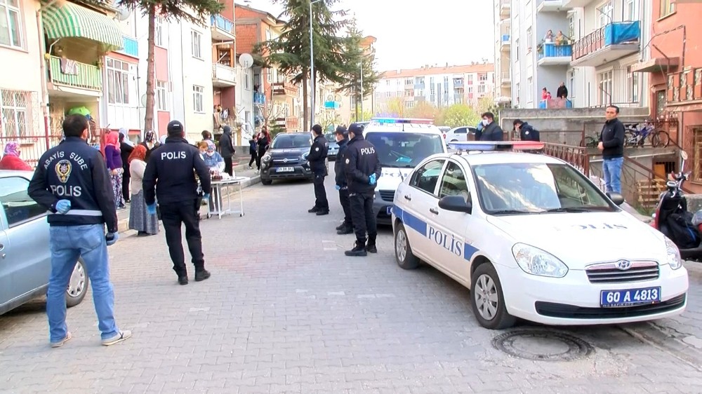 Bütün mahalle önce kavga ihbarı yaptı, sonra alkışladı 