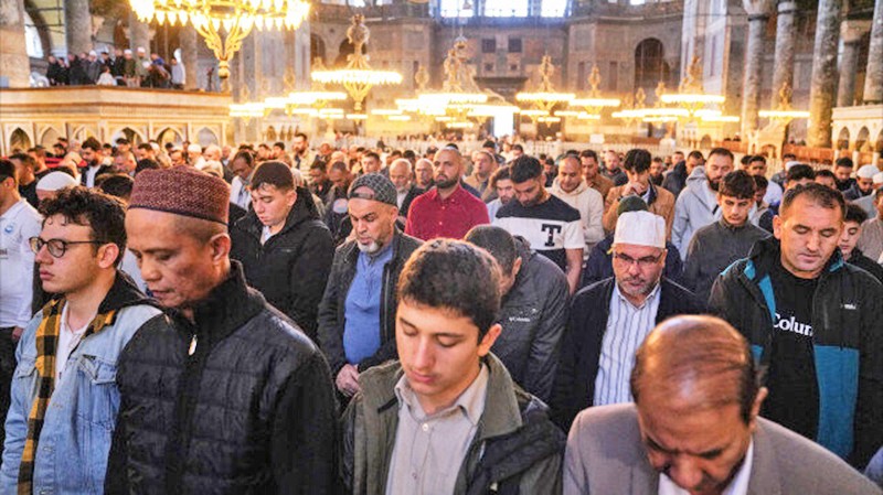 Bütün Müslümanların uyanışına vesile olsun: Ayasofyada gıyabi cenaze namazı kılındı: Bu resme iyi baksınlar