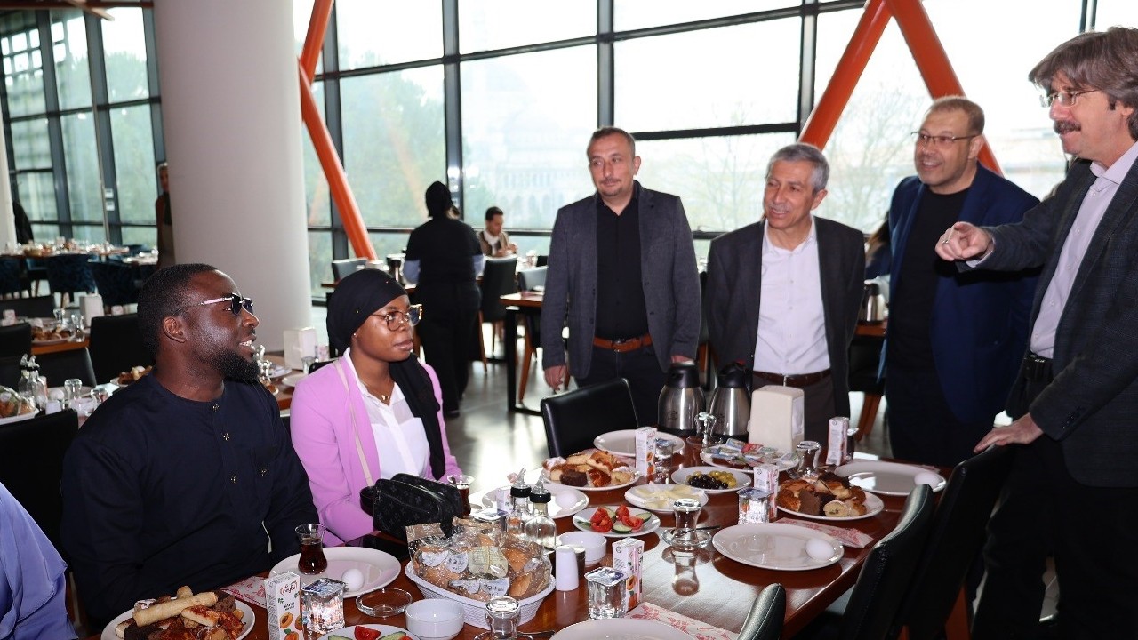 BUÜ'lü uluslararası öğrenciler bayramı hocalarıyla kutladı