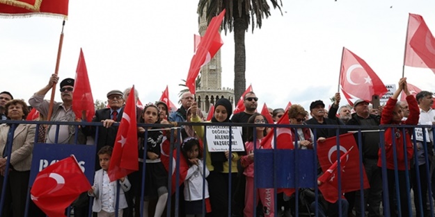 Büyük Aile Yürüyüşü'ne gazeteci kılıklı provokatörler alınmadı!