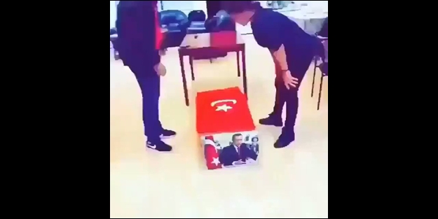 Büyük alçaklık! Bayrağa tükürüp Erdoğan'ın fotoğrafının olduğu tabutu taşıdılar
