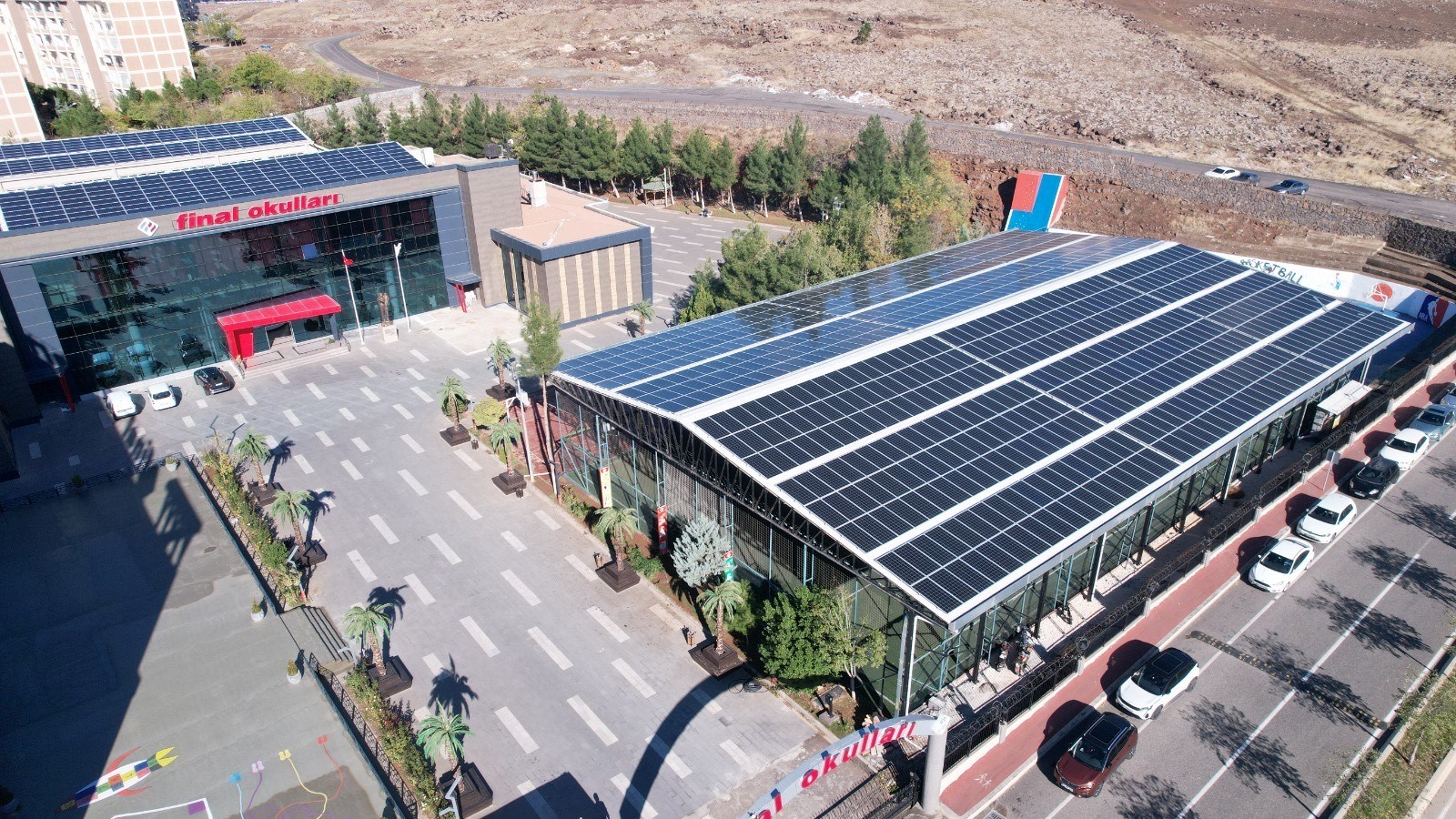 Büyük başarı! Bu okul kendi elektriğini üretiyor! 760.000 ton sera gazı salınımını engelledi!