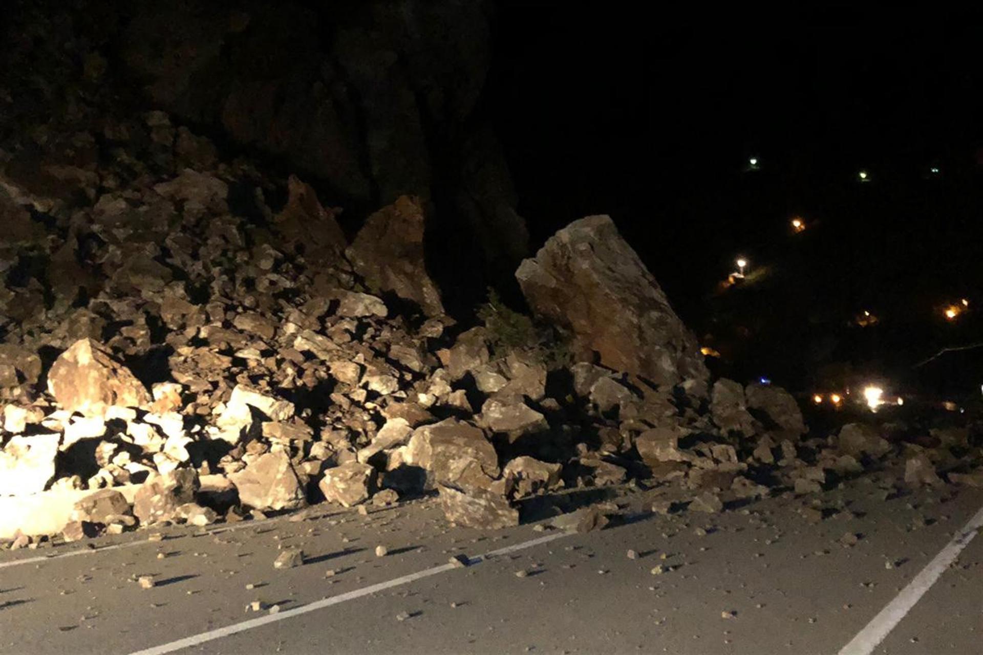 Büyük bir gürültüyle düştü! Yol ulaşıma kapandı
