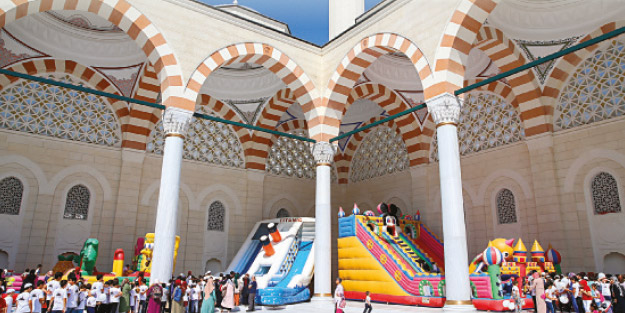 Büyük Çamlıca Camii’nde Kur’an Kursu şenliği! Hem öğrendiler hem eğlendiler