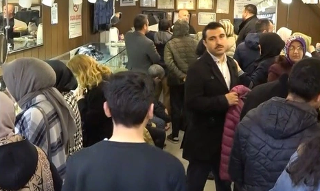 Büyük depremler sonrası böyle oldu! Eline para geçen apar topar oraya koşuyor