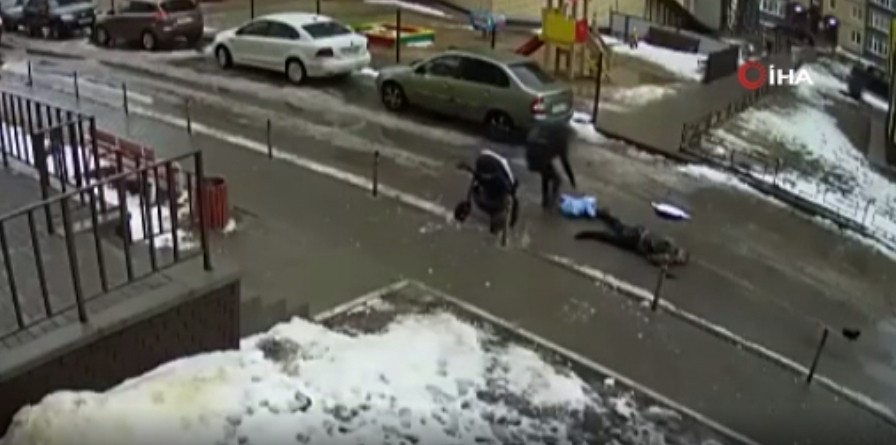 Facia böyle görüntülendi! Balkondan bakan kişi bebeğin üzerine düştü!