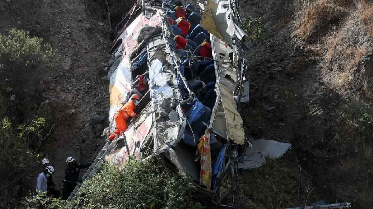 Büyük faciayı yaşadılar! Yolcu otobüsü kaza yaptı: 9 kişi öldü, 27 kişi ağır yaralandı