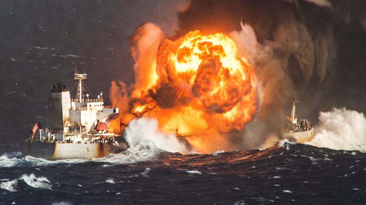 Büyük gerilim: İran Hürmüz Boğazı'nı geçmeye çalışan gemileri vurdu!