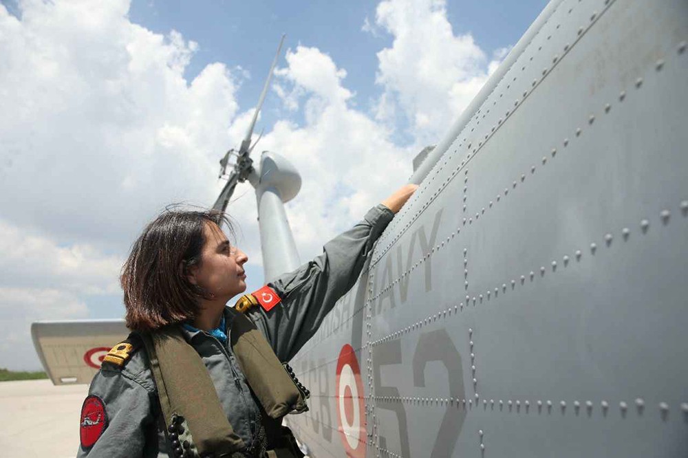 Büyük gurur! Deniz Hava Komutanlığının tek kadın pilotu ilk iniş operasyonunu gerçekleştirdi!