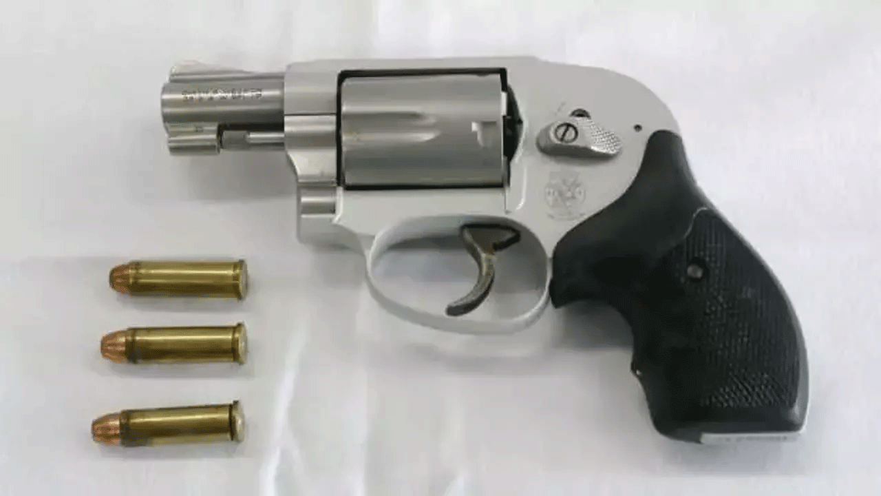 Büyük güvenlik skandalı: Silahla ülke değiştirdi!