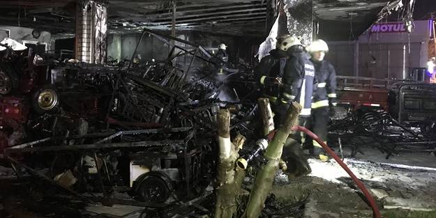 Büyük hasar! Motosiklet bayisinde yangın