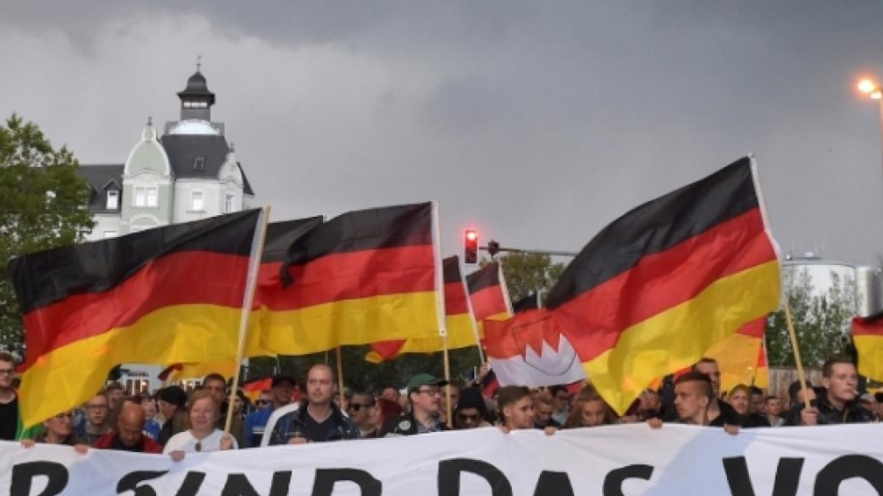 Büyük kaosun ayak sesleri! Almanya’da siyasi parti basıldı