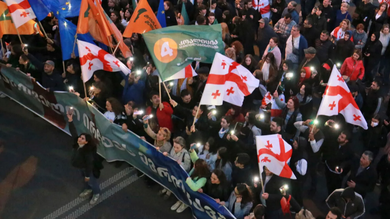 Büyük kaosun ayak sesleri! Komşu karıştı halk sokağa iniyor