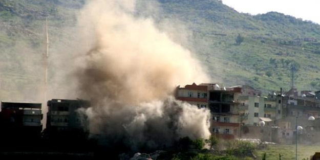 Büyük operasyon: Teröristlerin bulunduğu bina yerle bir edildi!
