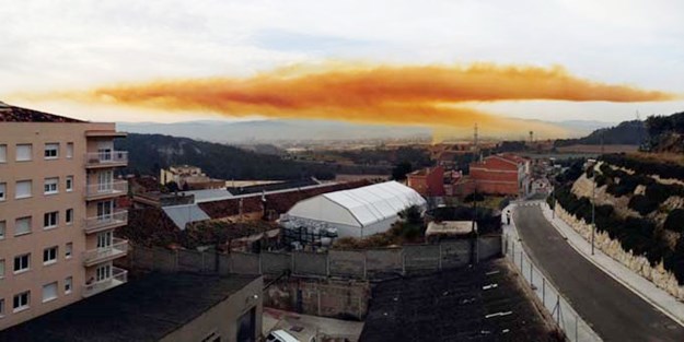 Büyük panik: Kimyasal patlama gökyüzünü sarıya boyadı