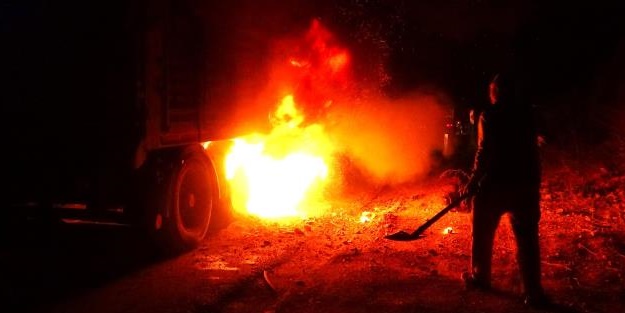 Büyük panik: Tırın lastiği alev aldı!