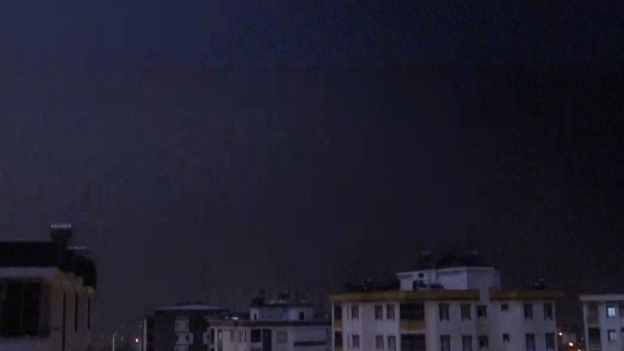 Büyük panik yaşandı! Yıldırımın düşme anı kamerada