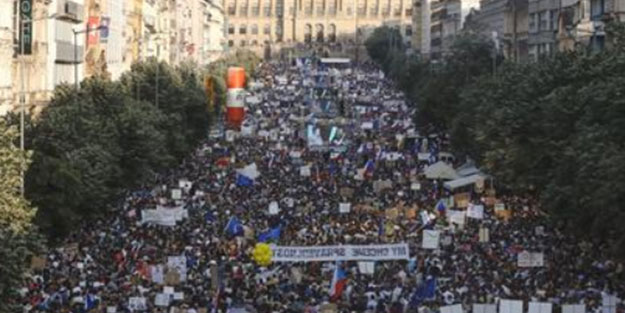 Büyük protesto! İstifaya çağrıldı