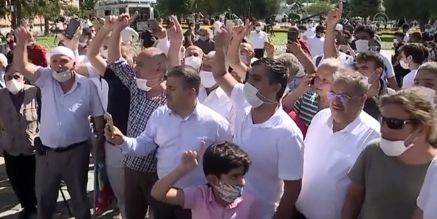 Büyük sevinç yaşayan vatandaşlardan Ayasofya Camii önünde tekbir sesleri!