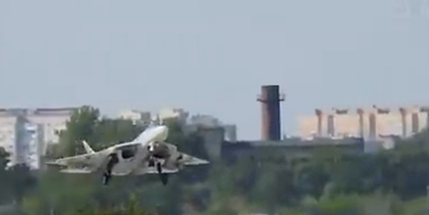 Büyük tartışmalara yol açtı! Su-57'den tehlikeli iniş