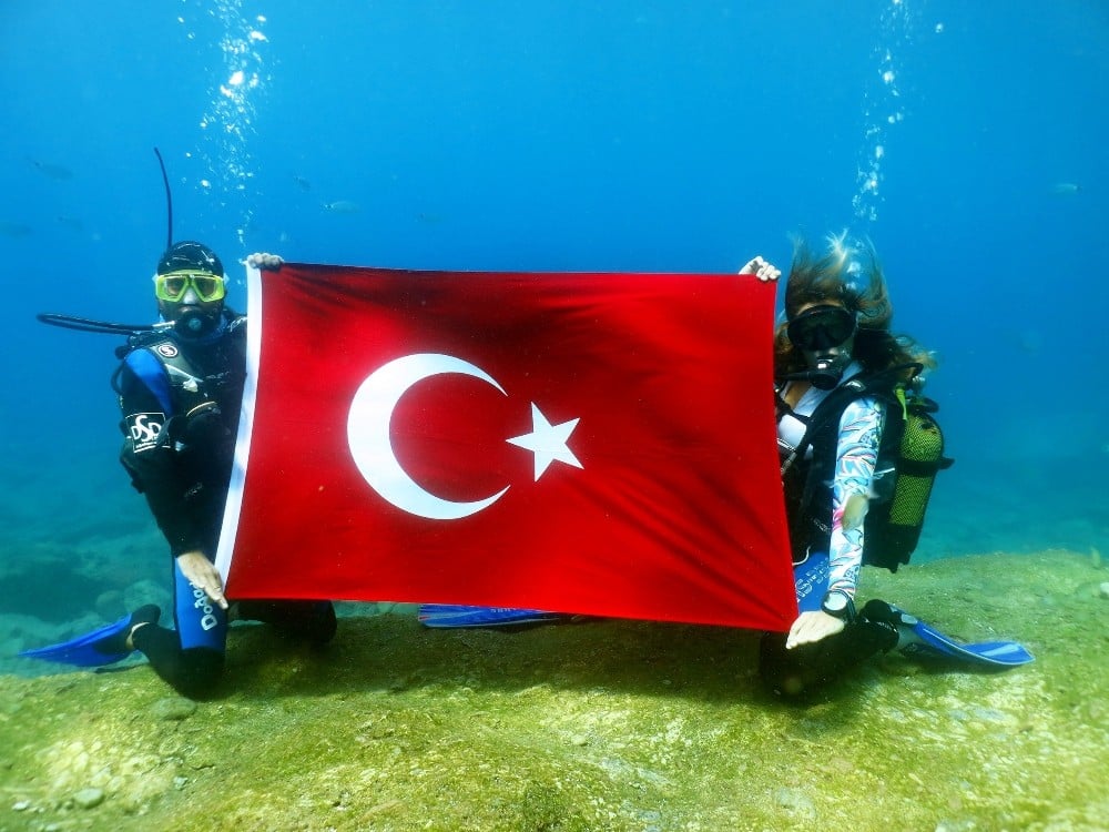 Büyük zaferin 97. yılını deniz dibinde kutladılar 