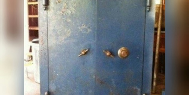 Büyükanneden kalan dolabı seneler sonra açtılar ve...