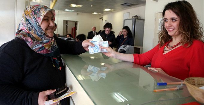 Büyükanneler maaşlarını almaya başladı