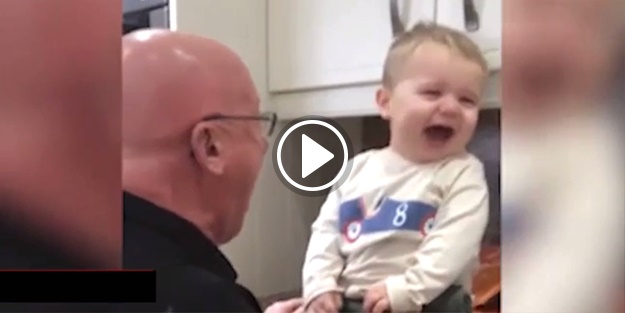 Büyükbabası ile kahkaha krizine giren ufaklık