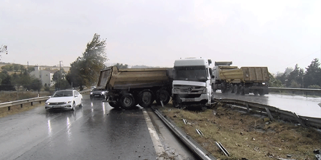 Büyükçekmece D-100 Karayolunda hafriyat kamyonu kaza yaptı