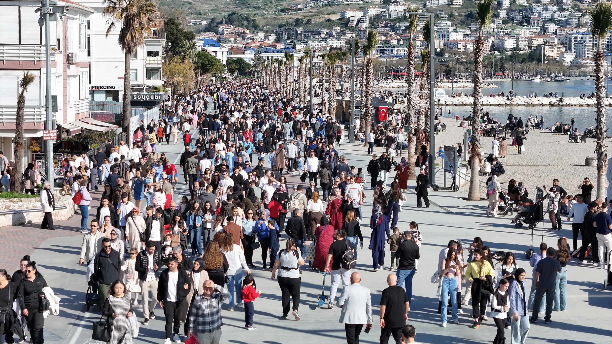 Büyükçekmece Sahilleri Ziyaretçi Akınına Uğradı