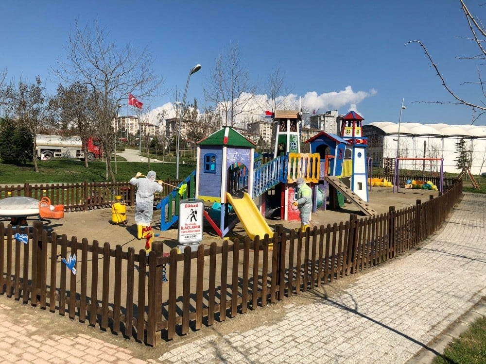 Büyükçekmece’de çocuk oyun parkları dezenfekte ediliyor 