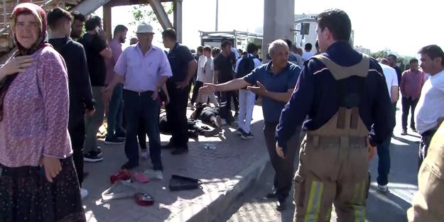 Büyükçekmece'de facia! Otomobil otobüs durağına daldı: Ölü ve yaralılar var