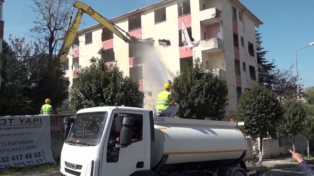 Büyükçekmece’de hasar gören binaların yıkımına devam edildi 