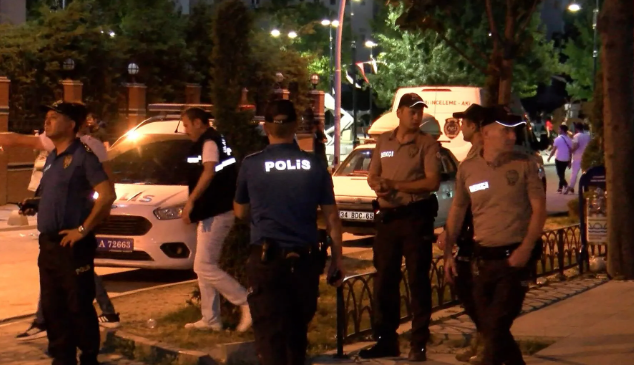 Büyükçekmece’de lokantada palalı, silahlı kavga kamerada: 2 yaralı