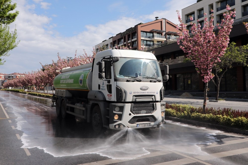 Büyükçekmece’nin sokak ve meydanları dezenfekte edildi 