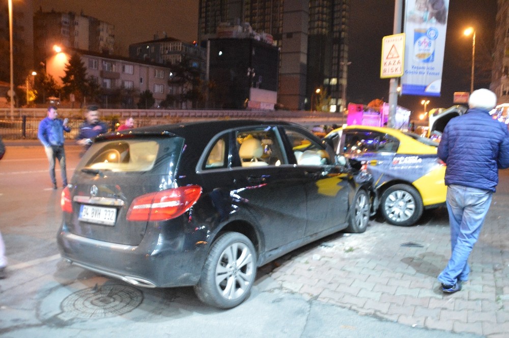 Büyükdere Caddesinde taksi ile ticari araç çarpıştı: 3 yaralı 