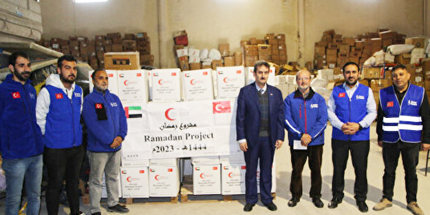 Büyükelçilik sürpriz gelişmeyi duyurdu: BAE'liler Türkiye'ye gıda kolisi dağıttı