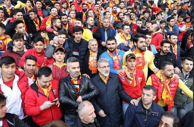 Büyükkılıç, maçı Kapalı Kale Grubu ile birlikte izledi 