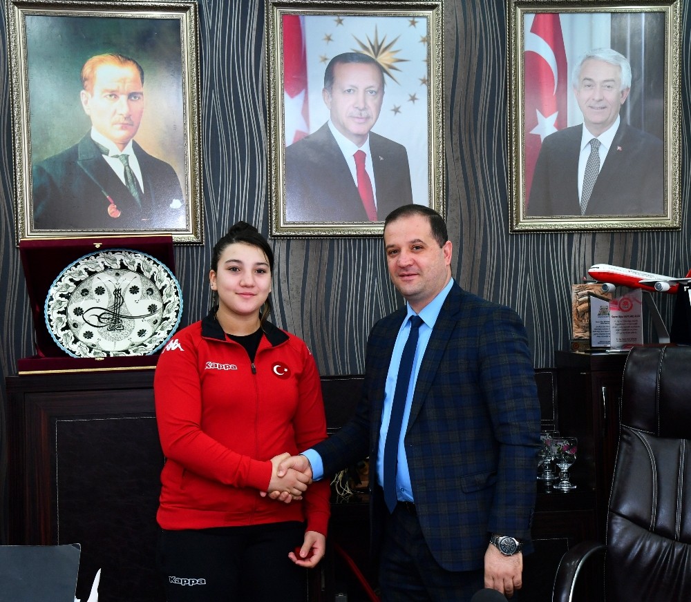 Büyüklerde Türkiye rekoru kıran 14 yaşındaki başarılı halterci altınla ödüllendirildi 