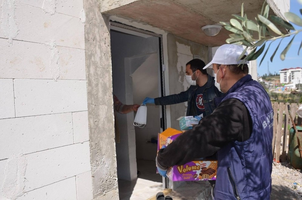 Büyüklere maske, çocuklara çikolata 